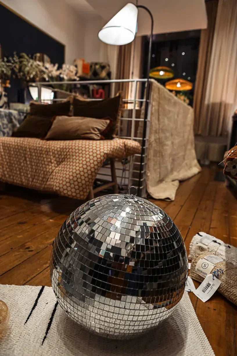 Boule disco argentée sur tapis, ambiance design intérieur Vianomade