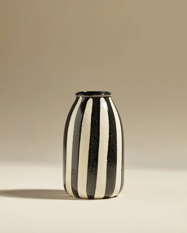 Vase en céramique rayé noir et blanc Vianomade pour intérieur élégant