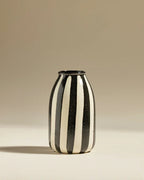 Vase en céramique rayé noir et blanc Vianomade pour intérieur élégant