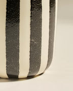 Vase Riviera noir à rayures, esprit artisanal Vianomade