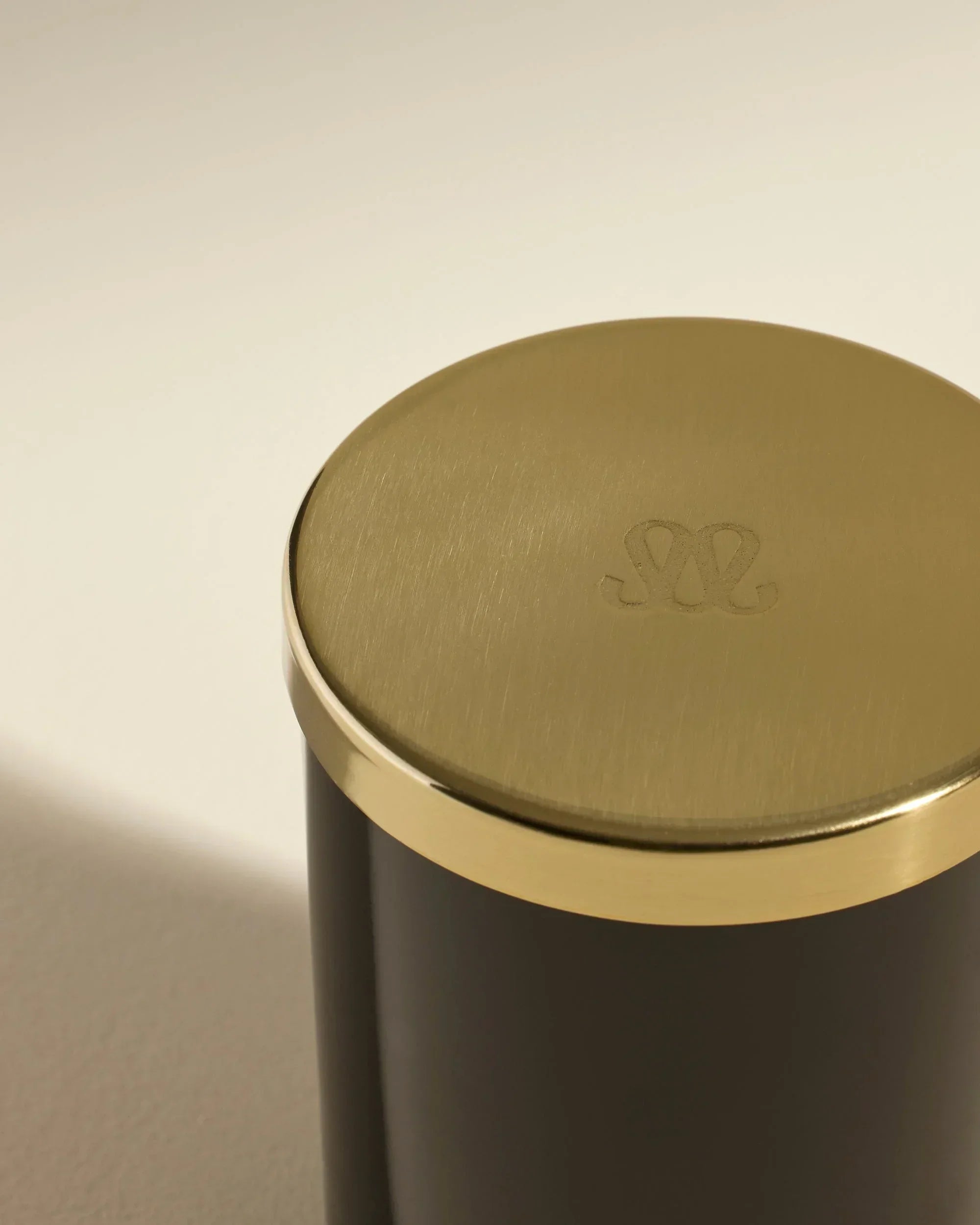 Bougie noire couvercle doré SENBO pour intérieur Vianomade