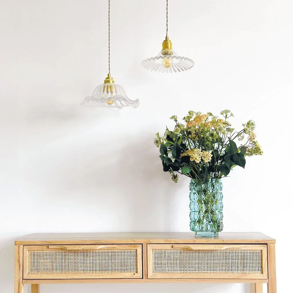 Suspensions en verre et vase vert sur console bois Vianomade