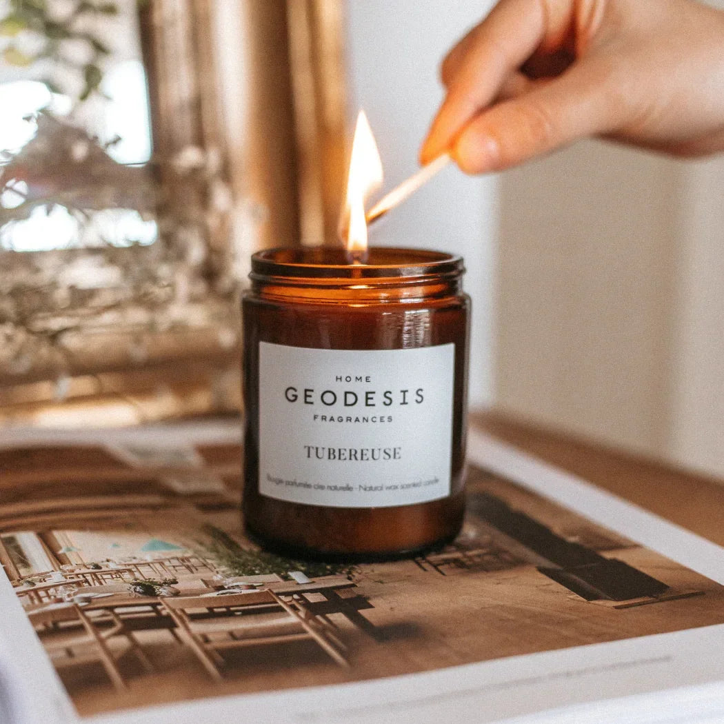 Bougie parfumée tubéreuse Geodesis en verre ambré – décoration Vianomade