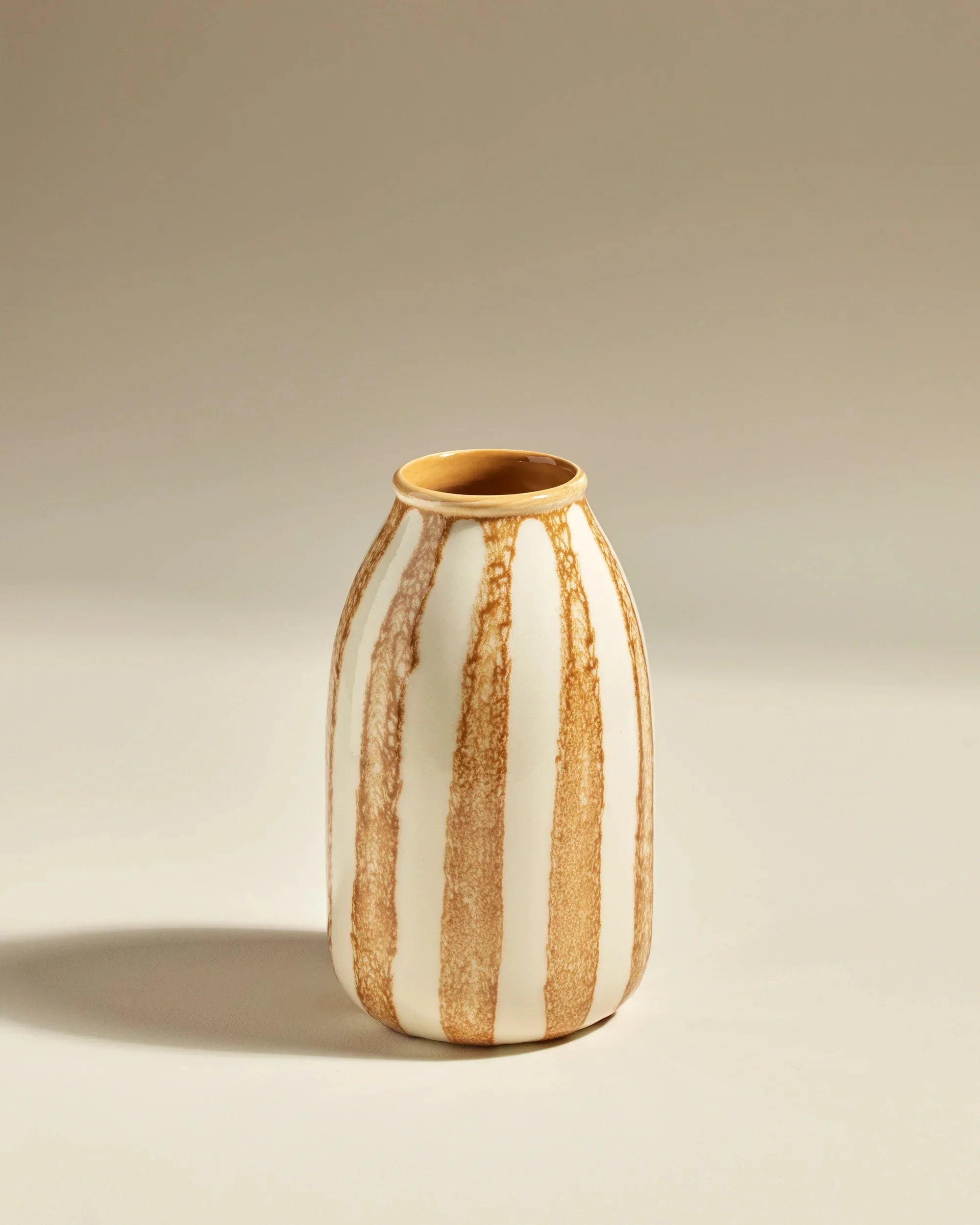 Vase rayé beige et blanc en céramique Sarah Lavoine – décoration Vianomade